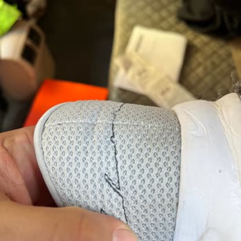Kısa Sürede Dikiş Yerlerinden Sökülen Nike Ayakkabının Değişimini İstiyorum