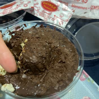 Gökçe Pastanesinde Çürüme Belirtileri Gösteren Profiterol İçin Ücret İadesi Talebi