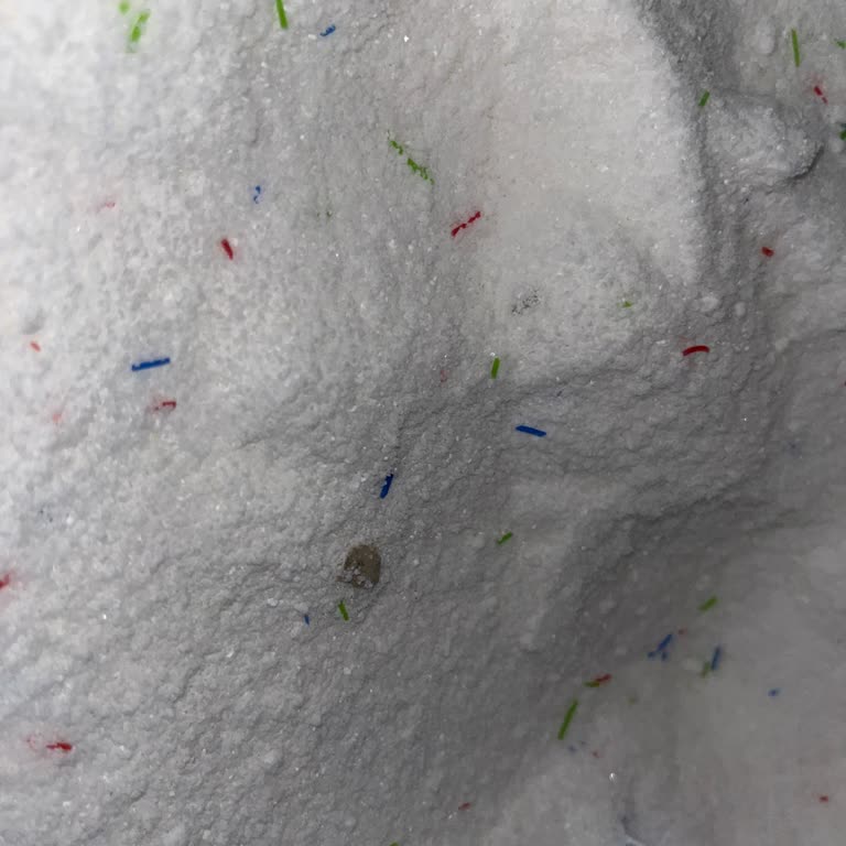 Çamaşırlarımda Toprak Benzeri Cisimler Çıktı, Temizlenmeyen Deterjan İçin İade Talebi