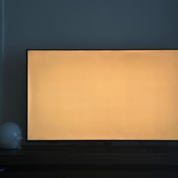 Ayıplı TV'de Dikey Koyu Lekeler, Servis Kutu Olmadan Geri Teslim