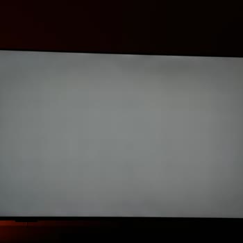 Ayıplı TV'de Dikey Koyu Lekeler, Servis Kutu Olmadan Geri Teslim