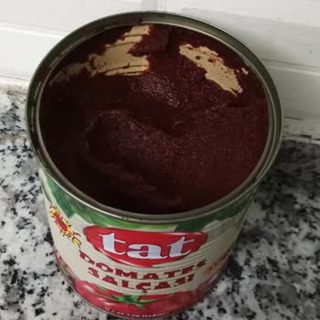 Tat Markalı Salçanın Kararmış Rengi Ve Orijinallik Şüphesi