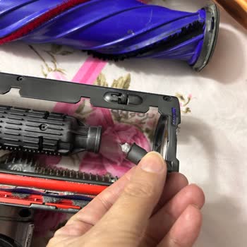 Dyson V10 Süpürgemde Başlık Parçası Kırıldı Ve Sürekli Duruyor