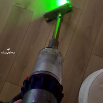 Dyson Süpürge Borusu Süpürürken Dönüyor