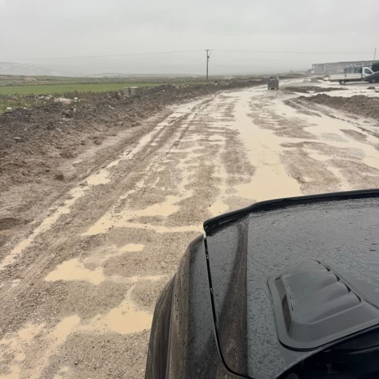 Ramis Tuncel Bulvarı Yol Çalışması Toz Ve Çamurla Esnafları Mağdur Ediyor