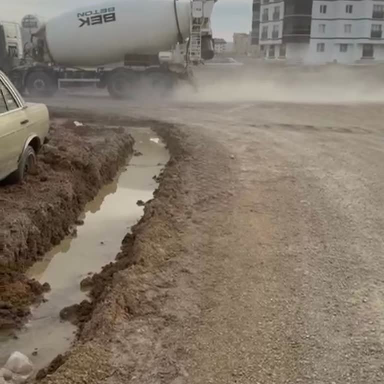 Ramis Tuncel Bulvarı Yol Çalışması Toz Ve Çamurla Esnafları Mağdur Ediyor