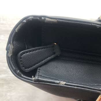 İlk Kullanımda Yüzeyi Pul Pul Soyulmuş Guess Çantası: Kalite Sorunu