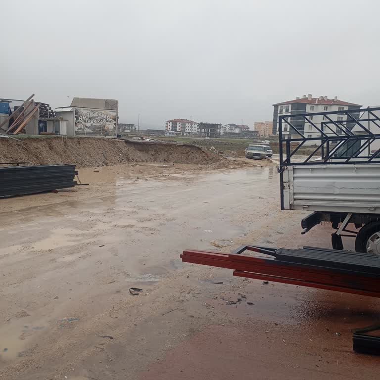 Ramis Tuncel Bulvarı’nda Çamur Ve Çukurlu Yol, Yağmurda Dere Gibi Akıyor