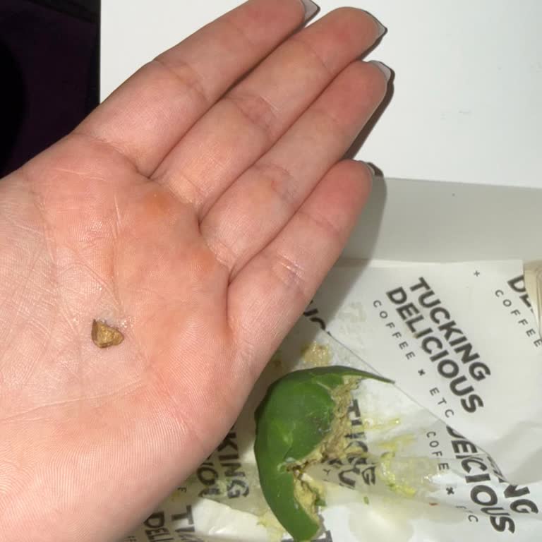 Sağlık Riski: Tuck Cafe Seferihisar’da Pistachio Tatlısında Taş Parçası