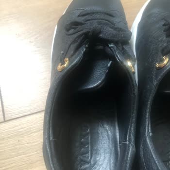 Ayakkabının Sol Dilindeki Üretim Hatası Ve Vakko'nun Sorumluluk Reddi