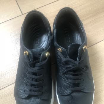 Ayakkabının Sol Dilindeki Üretim Hatası Ve Vakko'nun Sorumluluk Reddi