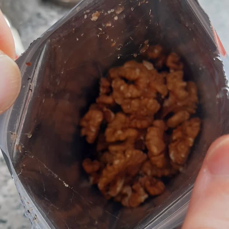 Migros Sanal Market'ten Gelen Cevizde Örümcek Ağı Bulundu: Sağlık Riski