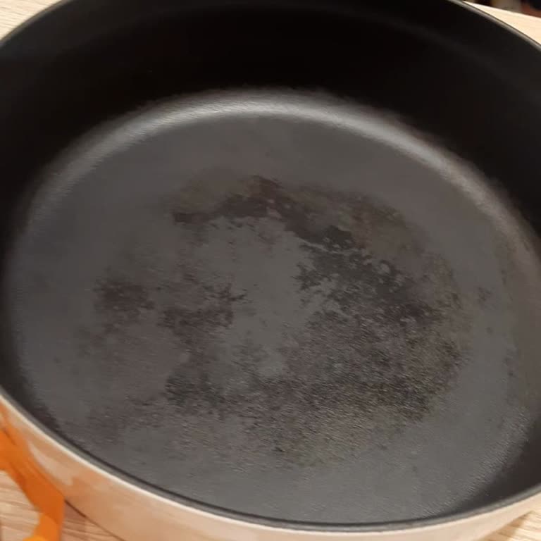 English Home Döküm Tencere Soyulması