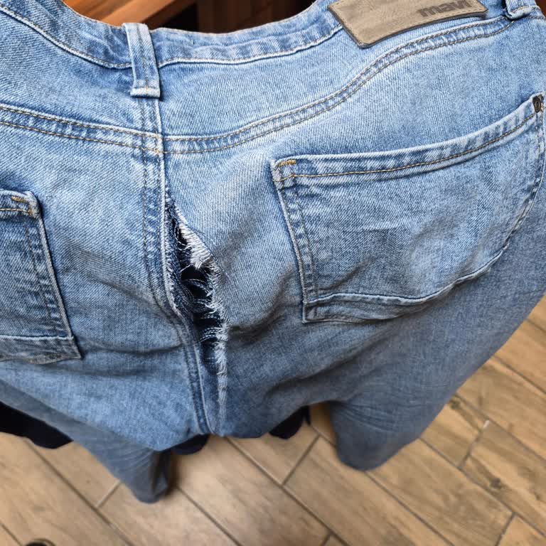 Mavi Pantolonunda Tekrarlayan Yırtılma Kalite Sorununa Dönüştü