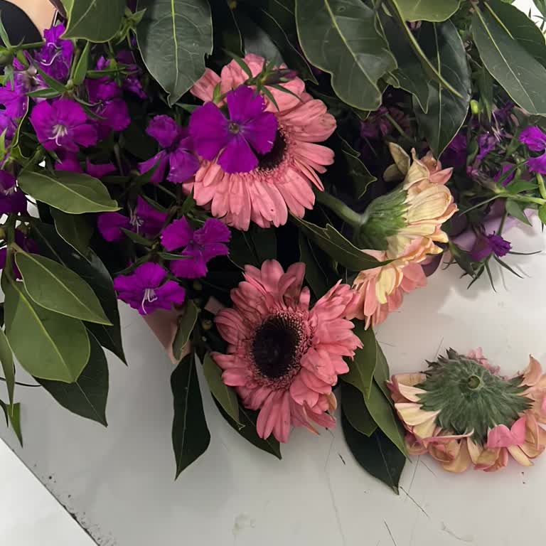 Çiçek Aranjmanı Görselden Farklı Ve Solmuş, Müşteri Hizmeti Çözüm Sunmadı