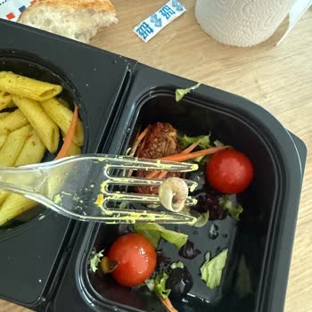 Gebze Tavuk Dünyası Şubesinde Yemeğin İçinden Deniz Salyangozu Benzeri Yabancı Madde Çıktı