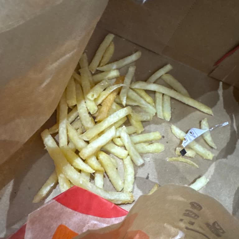 Sarıyer Meydan Burger King'de Hijyen Ve Lavabo Kokulu Patates Şikâyeti