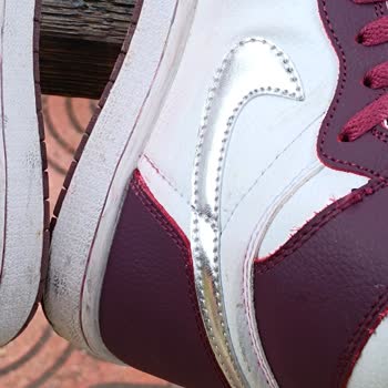 Nike Air Jordan’da Kırmızı Boya Akması Ve Değişim Talebi