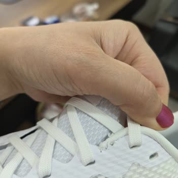 FLO Ayakkabı Kesik Kutuda Gelen Yırtık Nike Koşu Ayakkabısı