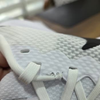 FLO Ayakkabı Kesik Kutuda Gelen Yırtık Nike Koşu Ayakkabısı