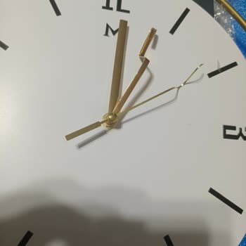 Metaquartz Aksesuar Duvar Saatindeki Kusurlu Parça Ve Satıcının İlgisiz Yaklaşımı