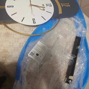 Metaquartz Aksesuar Duvar Saatindeki Kusurlu Parça Ve Satıcının İlgisiz Yaklaşımı