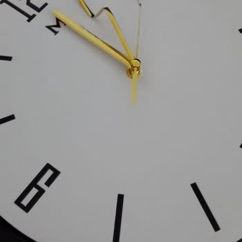 Metaquartz Aksesuar Duvar Saatindeki Kusurlu Parça Ve Satıcının İlgisiz Yaklaşımı