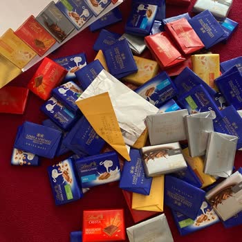 Duty Free Mağazasında Aldığım Lindt Çikolatasının İçinde Boş Ve Kullanılmış Ambalajlar Bulması