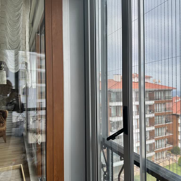 Albert Genau Montaj Sırasında Cam Panellerden Birinin Çatlak Olması