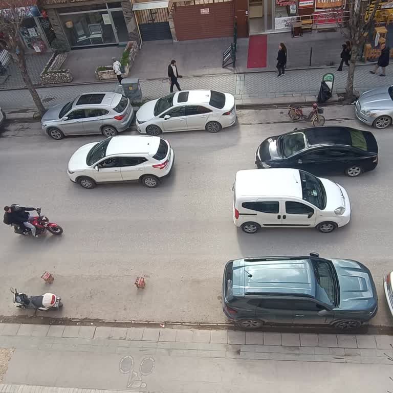 Orhan Oğuz Caddesi'nde Duba İşgali Trafiği Ve Acil Araçların Geçişini Engelliyor