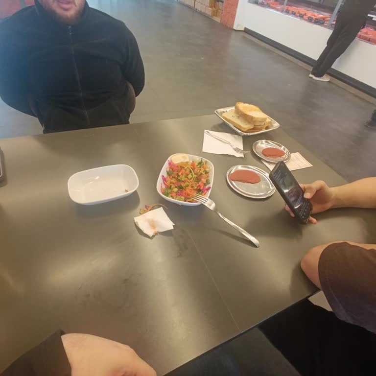 Köfte Ve Et Döner Siparişinde Uzun Bekleme Ve Garsonun Yokluğu