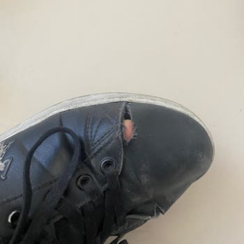 Kısa Sürede Yırtılan Spor Ayakkabıya Değişim Talebinin Haksız Reddi