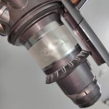 Dyson V12'de Kırık Batarya Bağlantısı Ve Yamuk Filtre Değişim Talebi