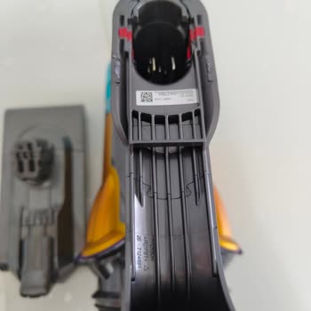 Dyson V12'de Kırık Batarya Bağlantısı Ve Yamuk Filtre Değişim Talebi