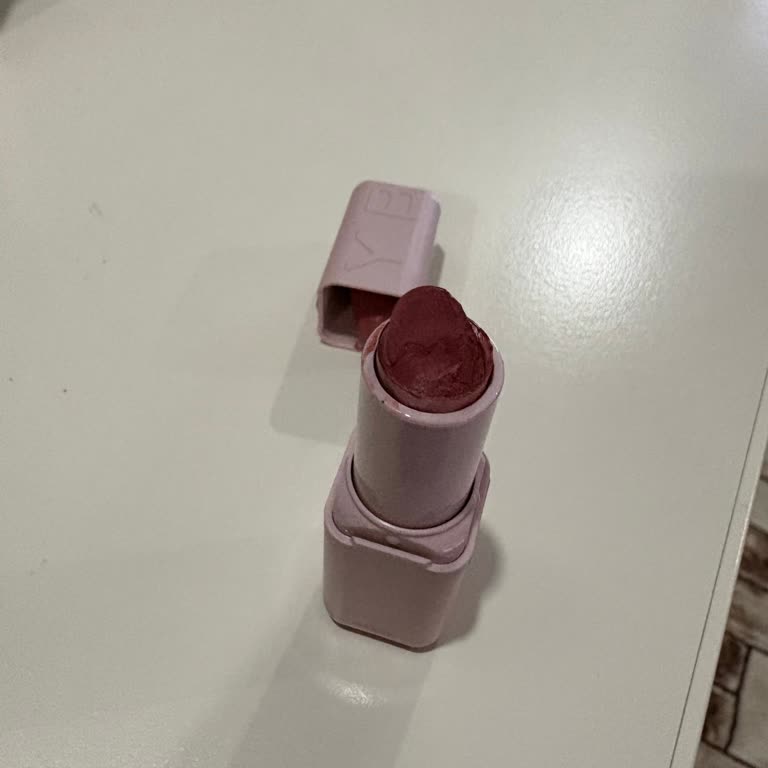 Kırık Ruj Ve Mağaza İlgisizliği