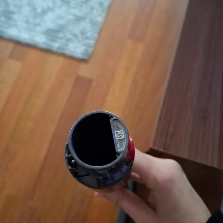 Dyson V12 Süpürge Hortumu Oynuyor, Üretim Hatası Olarak Ücretsiz Değişim Talebi