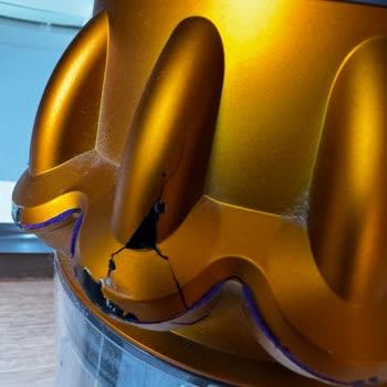 Dyson V15 Süpürgenin Düşmeden Kırılan Plastik Parçaları Ve 7.000 TL Tamir Ücreti