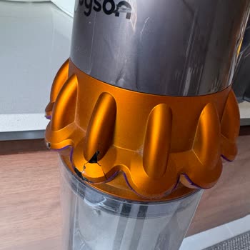 Dyson V15 Süpürgenin Düşmeden Kırılan Plastik Parçaları Ve 7.000 TL Tamir Ücreti