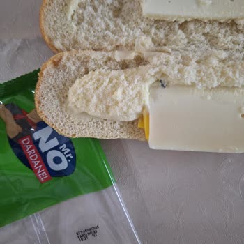 Dardanel Soğuk Sandviçinde Siyah Solucan Benzeri Yabancı Madde