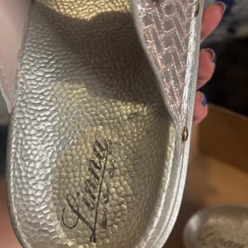 Zedelenmiş Terlik Ve Korkunç Satıcı Yanıtı