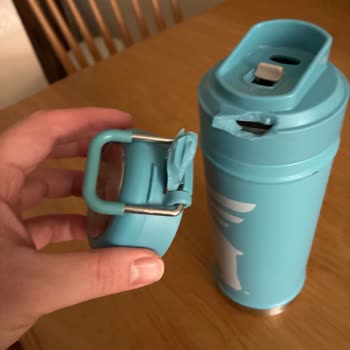 Stanley Ömür Boyu Garanti Sözü Boş, Kapak Tek Düşüşte Kırıldı Ve Yardım Yok