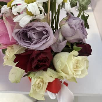 Görseldeki Şıklığa Uymayan Soluk Ve Özensiz Çiçek Teslimatı