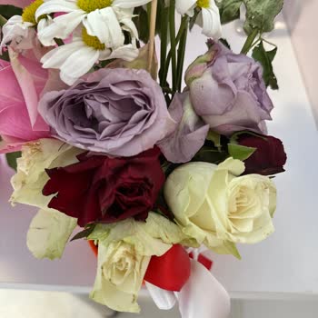 Görseldeki Şıklığa Uymayan Soluk Ve Özensiz Çiçek Teslimatı