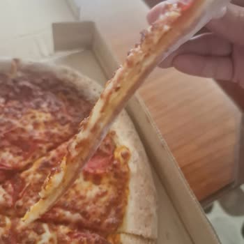 Papa John’s Çekmeköy Şubesinde Tekrarlayan Ürün Hazırlama Hataları Ve Yanık Pizza Şikayeti