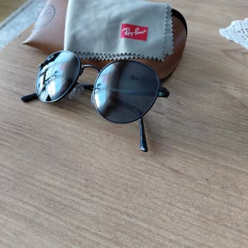 Eğri Rayban Gözlüğü Ve Mağaza Çalışanının İlgisiz Tutumu