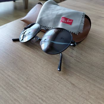 Eğri Rayban Gözlüğü Ve Mağaza Çalışanının İlgisiz Tutumu