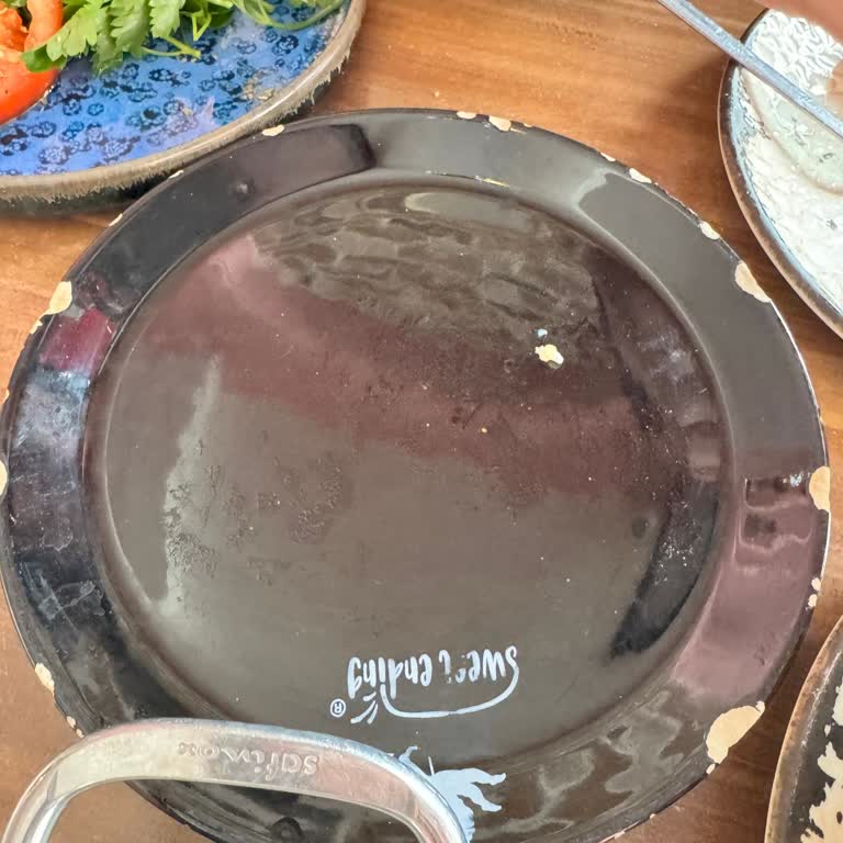 Kahvaltı Kalitesi Kötü, Tabaklar Kırık Ve İkramlar Ücretli