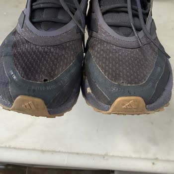 57 Günde Adidas Ayakkabısının Kaplaması Soyuldu Ve Kumaşı Yırtıldı