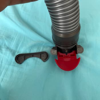 Dyson Süpürge Parçası Kendiliğinden Düşüyor, Üretim Hatası İddiası Reddediliyor