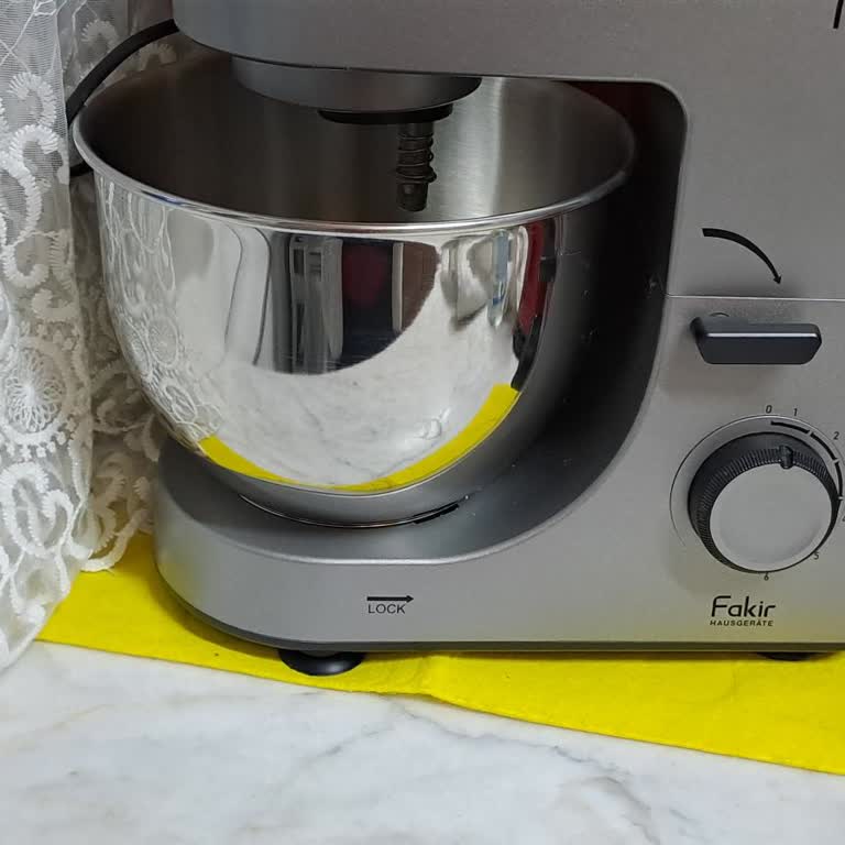 Fakir Hausgeräte Hamur Makinesinin Haznesi Sıkıştı